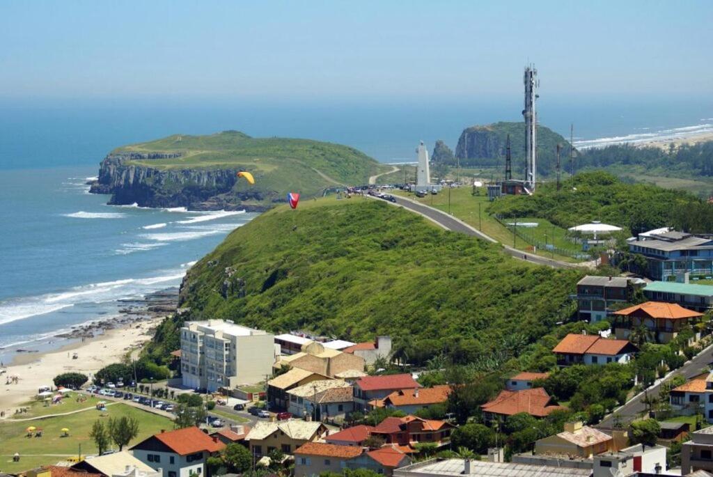 Casa De 2 Quartos Com 2 Ares-Condicionados Em Torres-Rs - Na Mais Bela Praia Gaucha - Cozinha - Banheiro - Tv Smart 32 E Wi-Fi - Estacionamento - Anfitria Superhost No Bnb Villa Eksteriør bilde